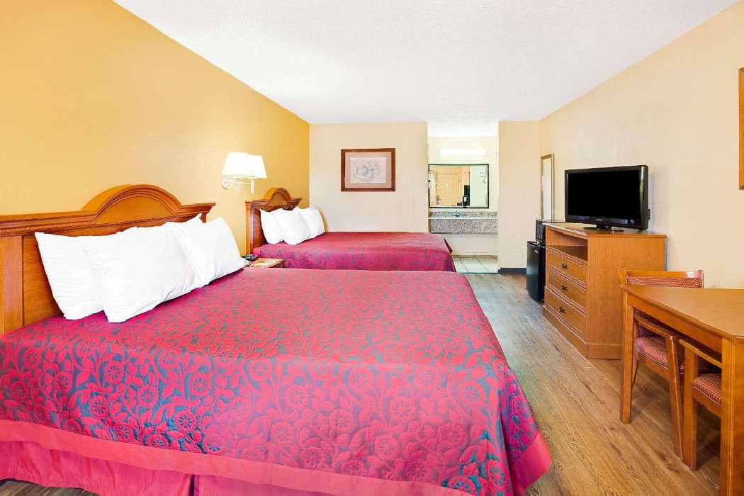 2 Queen Smoking Handicap Room